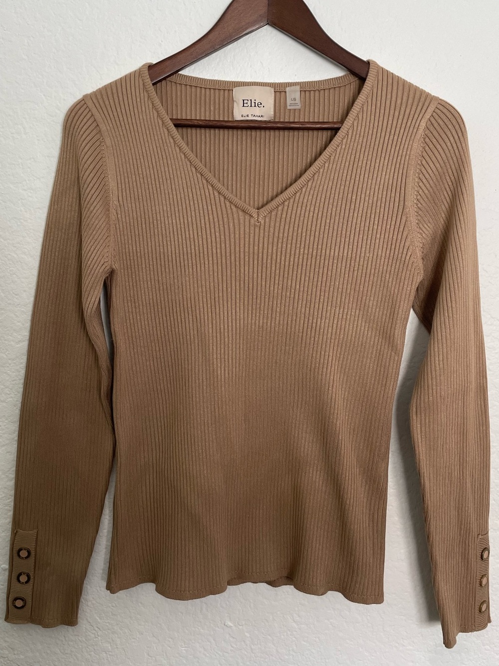 Elie Tahari Women L Camel Ribbed Knit V Neck Sweater Grommet Cuff Quiet Luxury